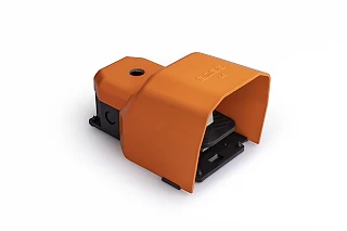 EMAS PDKA11GX20T PDK Serisi Metal Korumalı 2*(1NO+1NC) Taşıma Kol Delikli İki Kademeli Tekli Turuncu Plastik Pedal